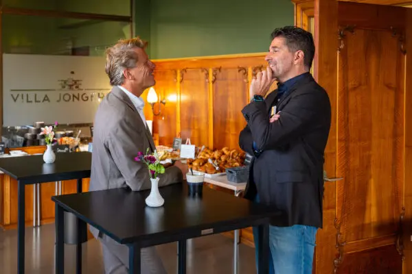 Twee mannen in gesprek