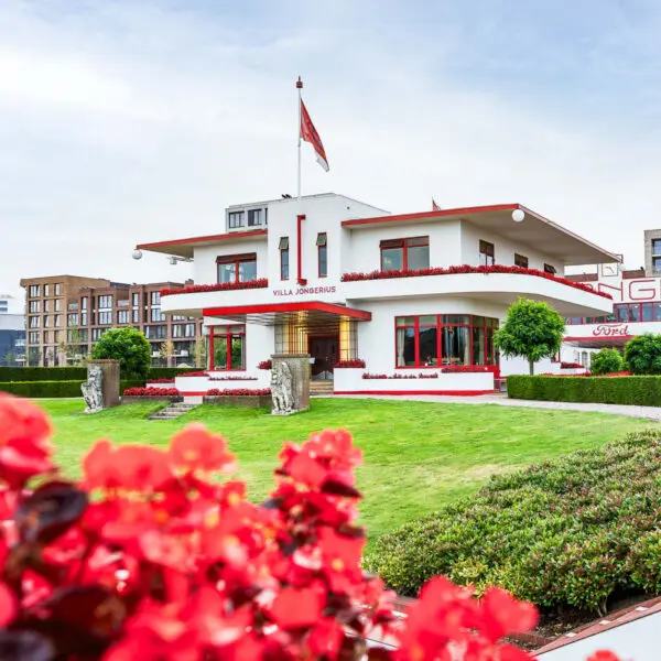 foto van een villa met een grasveld ervoor